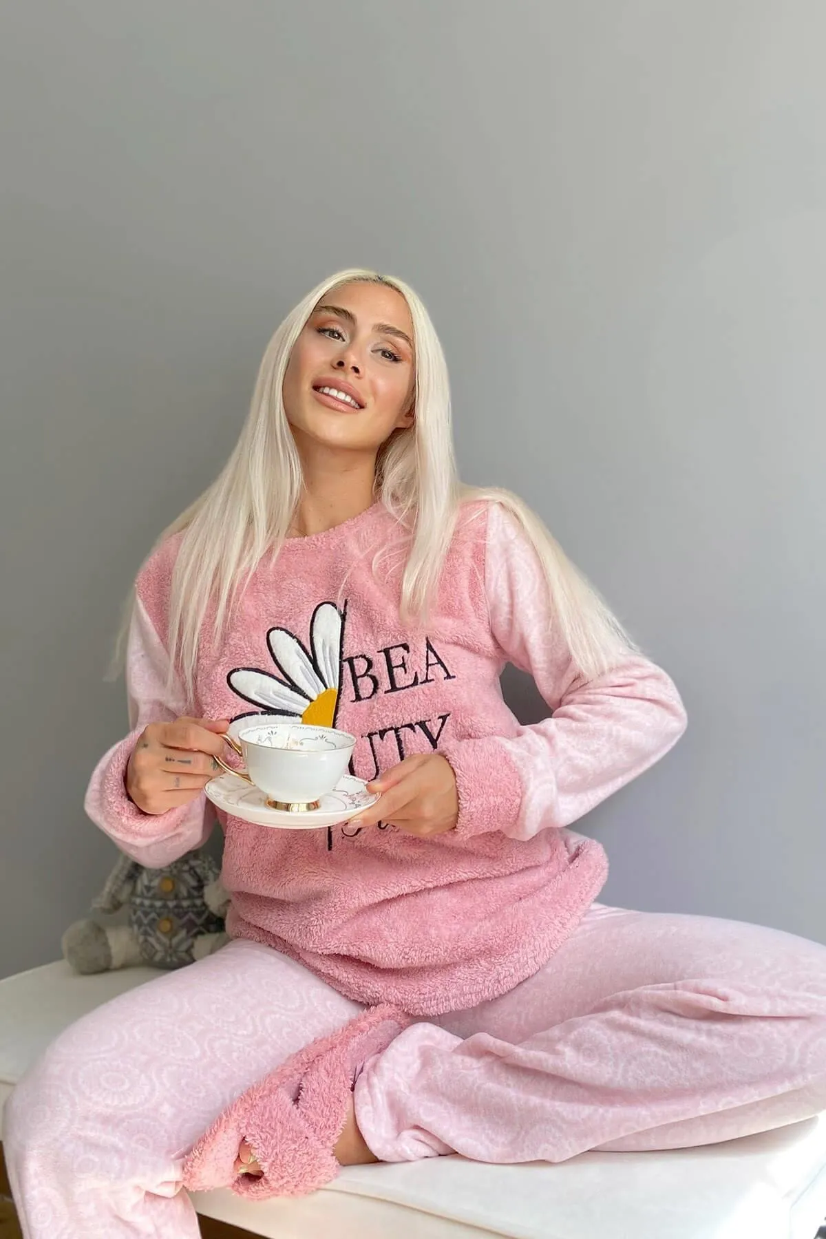 Pijamaevi  Plüsch-Pyjama-Set für Damen mit rosa Gänseblümchenmuster