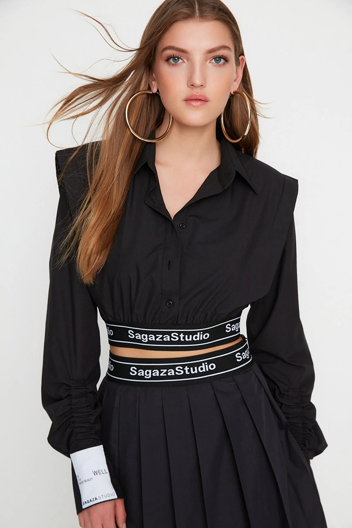 Trendyol Collection  Schwarzes, bauchfreies Hemd mit Details