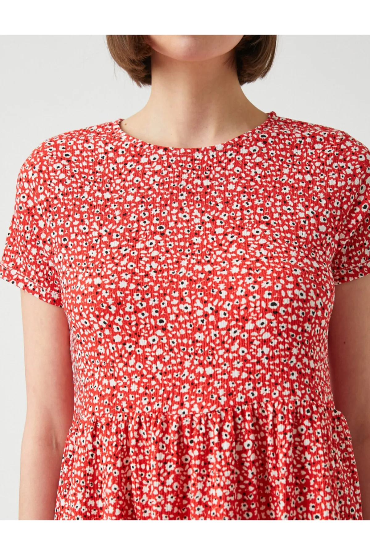 Koton  Gemustertes Rüschenkleid mit kurzen Ärmeln