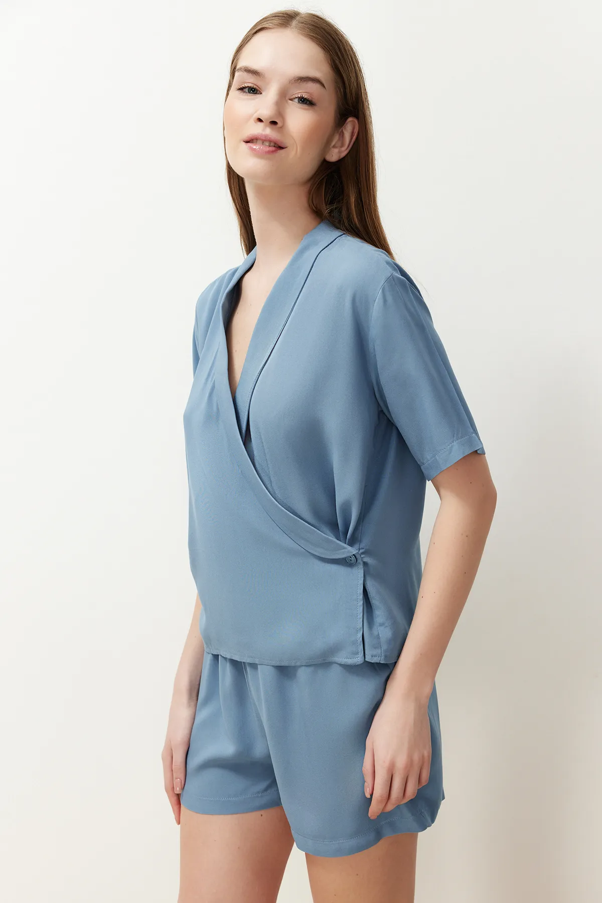 Trendyol Collection  Blaues geknöpftes zweireihiges Pyjama-Set aus gewebter Viskose mit Kragen THMSS24PT00148