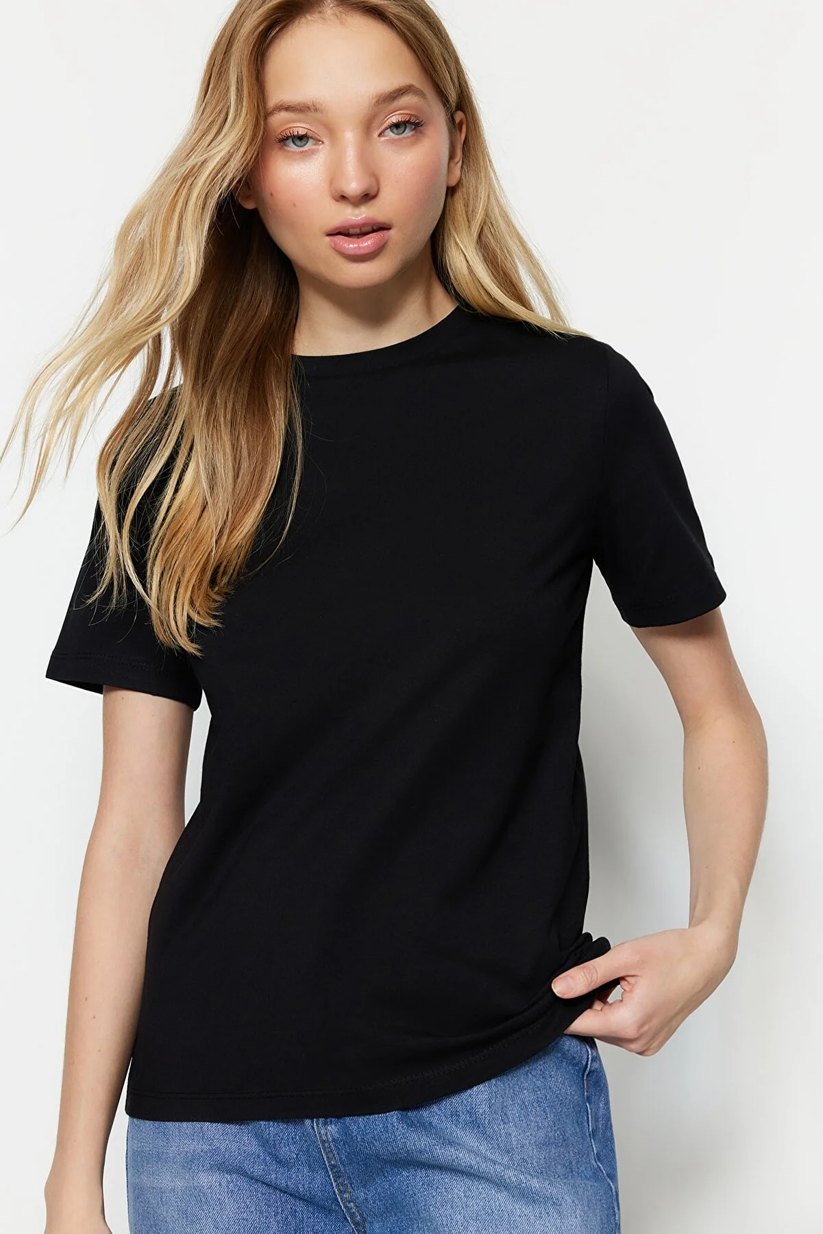 Trendyol Collection  Schwarzes Basic-Strick-T-Shirt mit Rundhalsausschnitt aus 100 % Baumwolle TWOSS23TS00000
