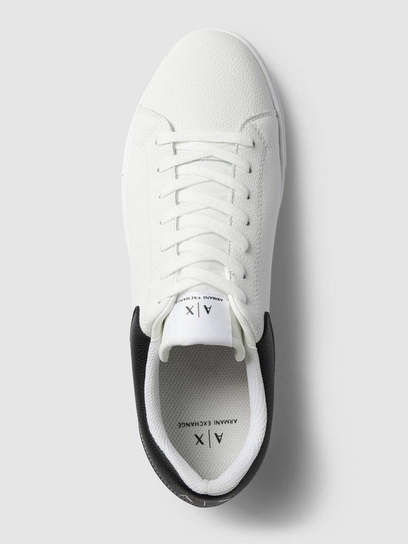 Sneaker mit Label-Details in weiß