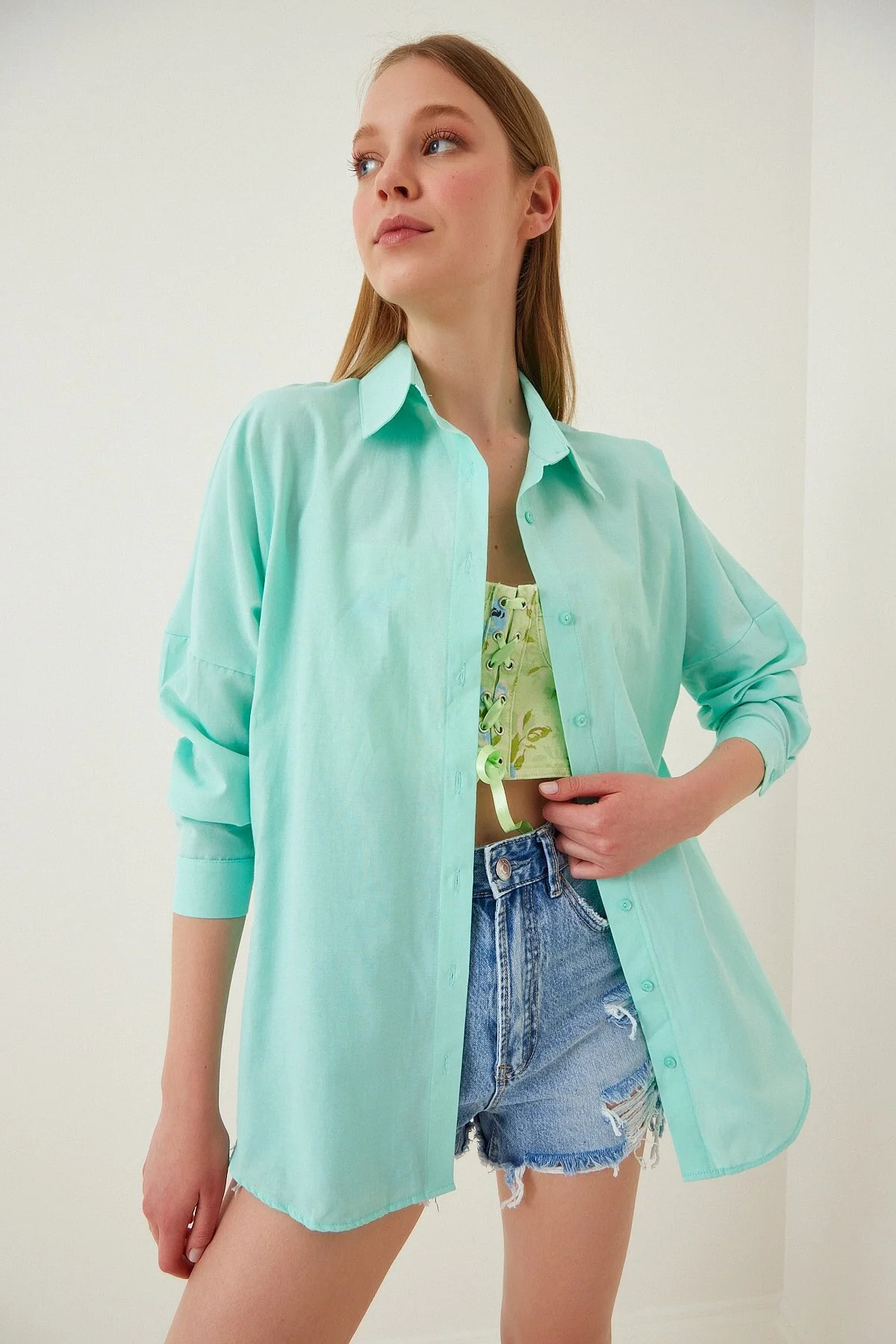 Happiness İstanbul  Mintgrünes, langes Oversize-Basic-Shirt für Damen DD00842