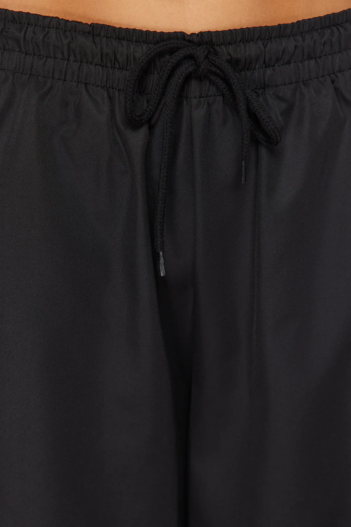 Trendyol Collection  Schwarze gestrickte Sport-Jogginghose aus Fallschirmstoff THMSS24EA00004