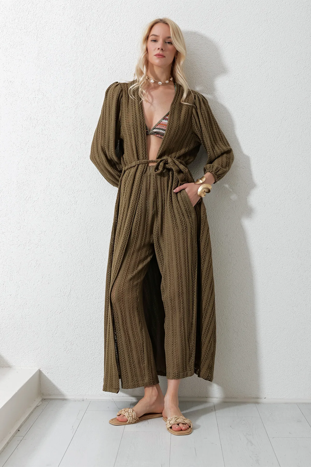 Trend Alaçatı Stili  Khakifarbenes selbststrukturiertes, durchbrochenes Kimono-Set mit langen Hosen für Damen ALC-X11710