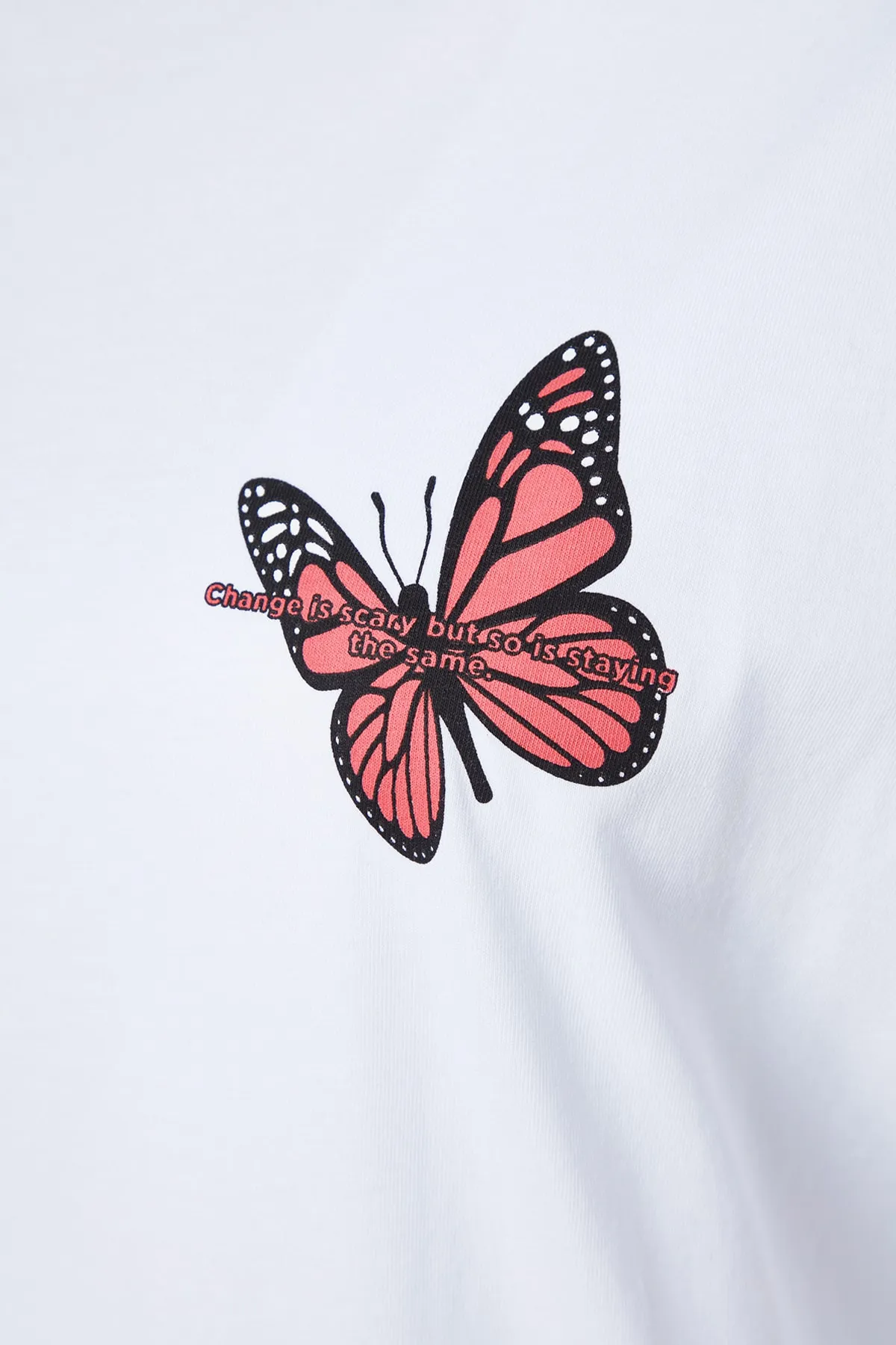 Trendyol Collection  Weißes Oversize-Strick-T-Shirt aus 100 % Baumwolle mit Aufdruck auf Brust und Rücken TWOSS23TS00188