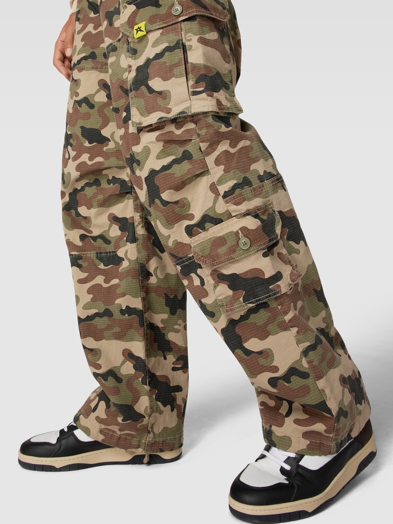 Cargohose mit Camouflage-Muster in olivgrün