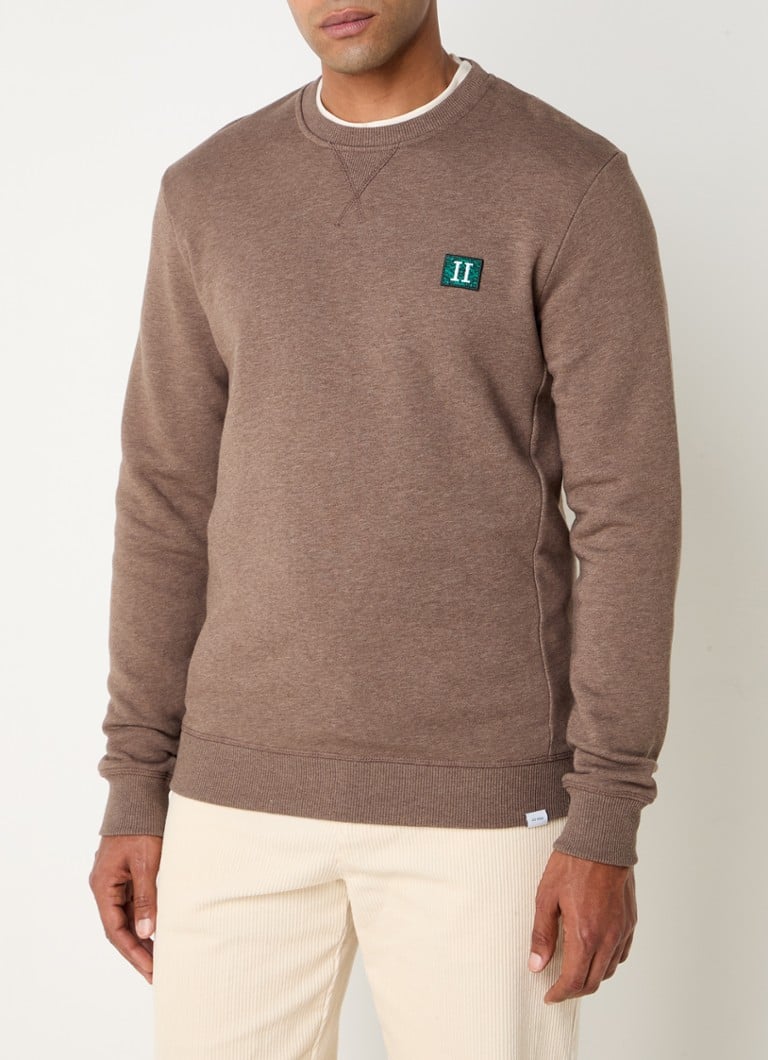 Il maglione con due loghi
