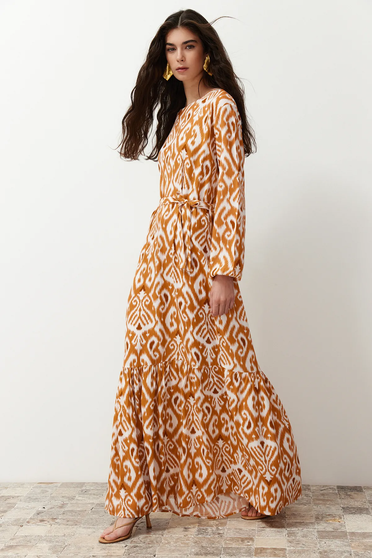 Trendyol Modest  Senfgelbes Kleid aus Viskosegewebe mit Schalmuster und Gürtel TCTSS24EB00240