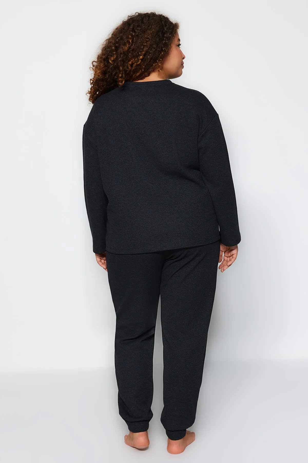 Trendyol Curve  Geräuchertes Pyjama-Set aus strukturiertem Strick TBBAW24AI00000