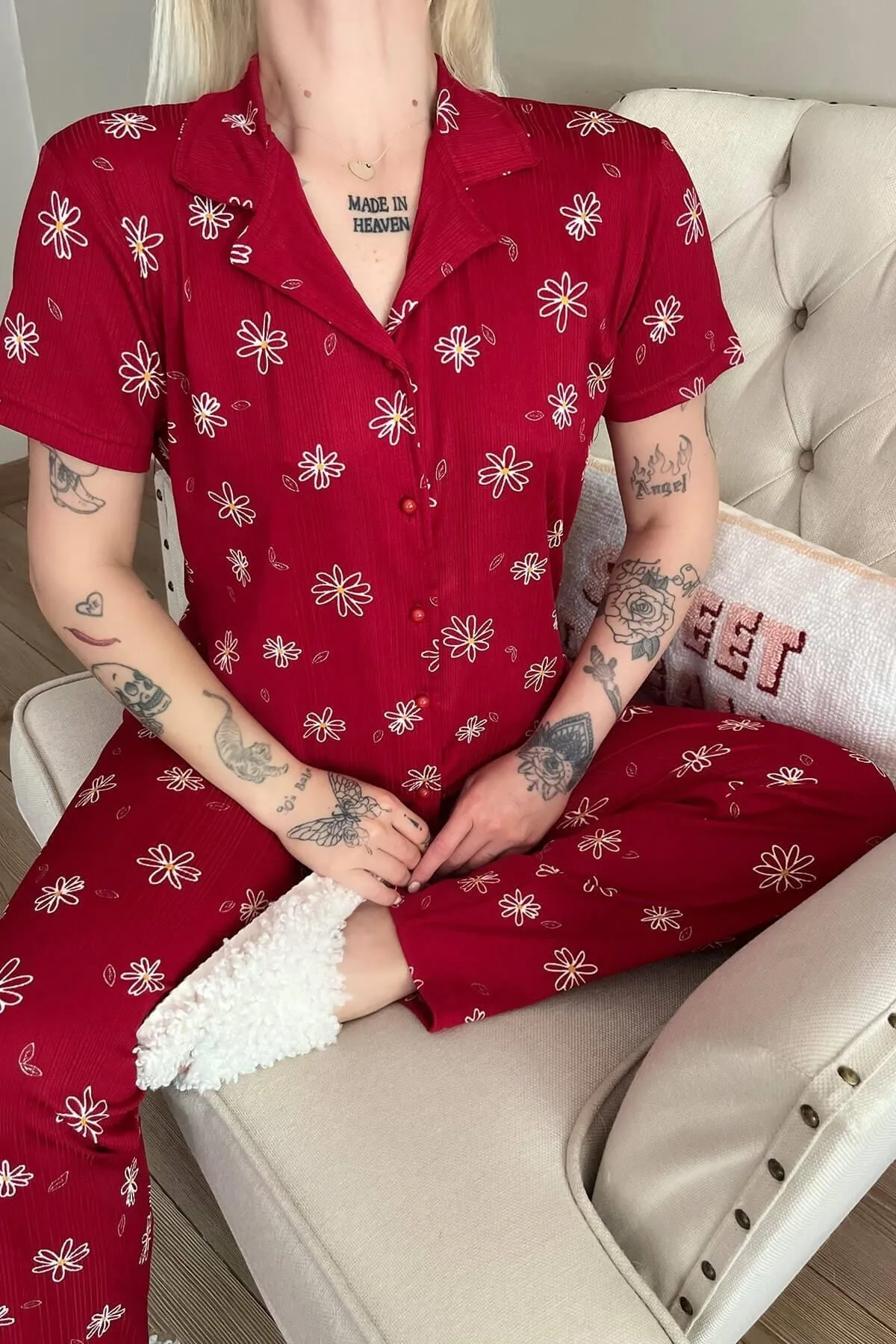 Pijamaevi  Kurzärmliger Damenpyjama mit rotem Gänseblümchenmuster und gestrickter Vorderseite mit Knöpfen