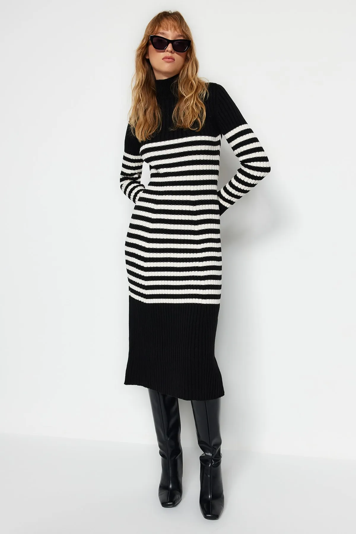 Trendyol Collection  Schwarzes gestreiftes Maxi-Strickkleid TWOAW24EL00091