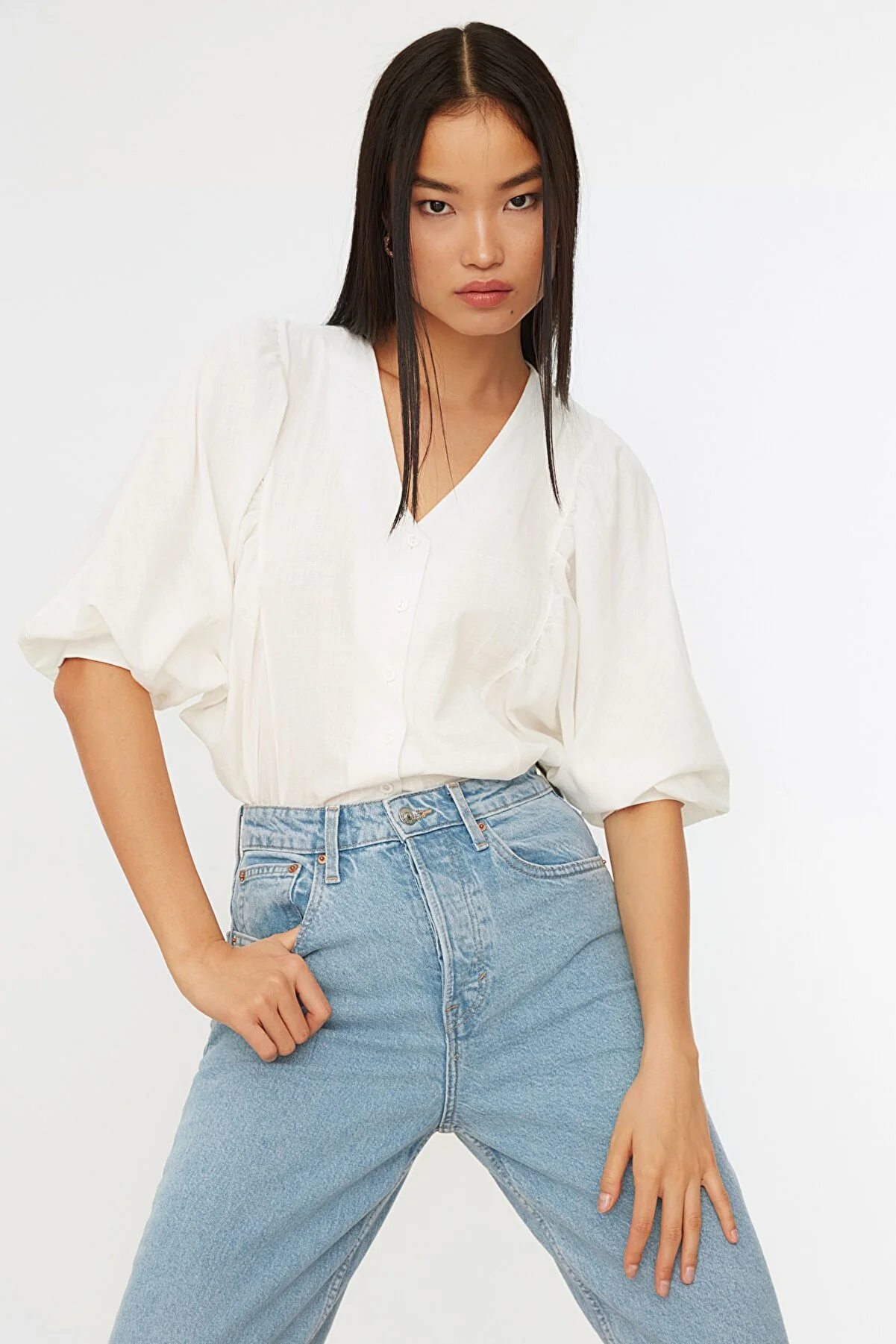 Trendyol Collection  Weißes gewebtes Hemd mit Fledermausärmeln - Regular Fit TWOSS20GO0076