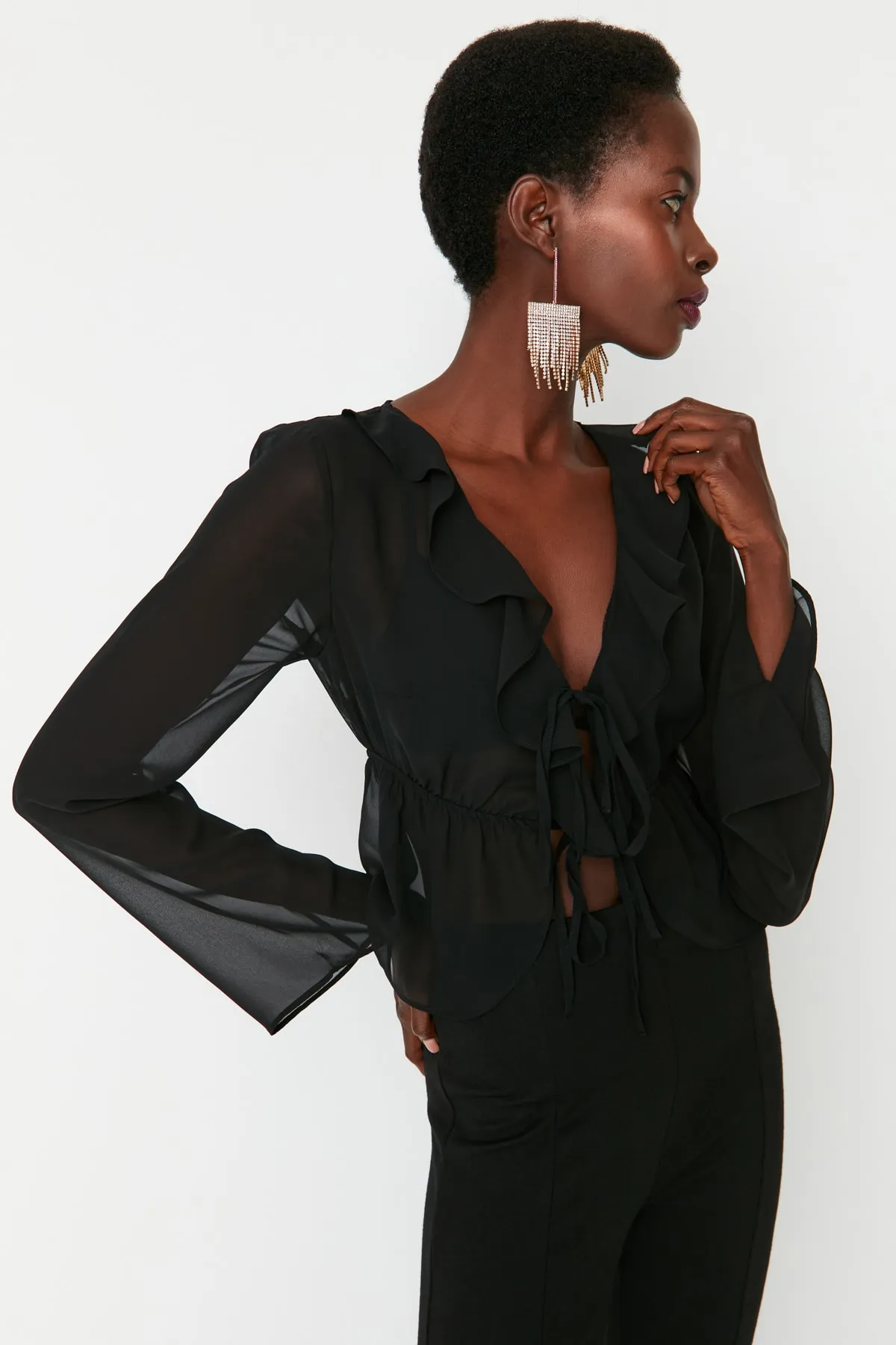 Trendyol Collection  Schwarze, gebundene, ungefütterte Chiffonbluse TPRAW23BZ00070