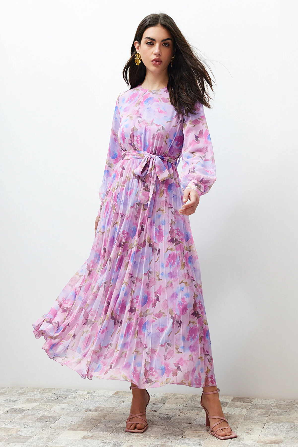 Trendyol Modest  Gewebtes Kleid aus plissiertem Chiffon mit rosafarbener Blumenschärpe und gefüttertem Detail TCTSS24EB00151