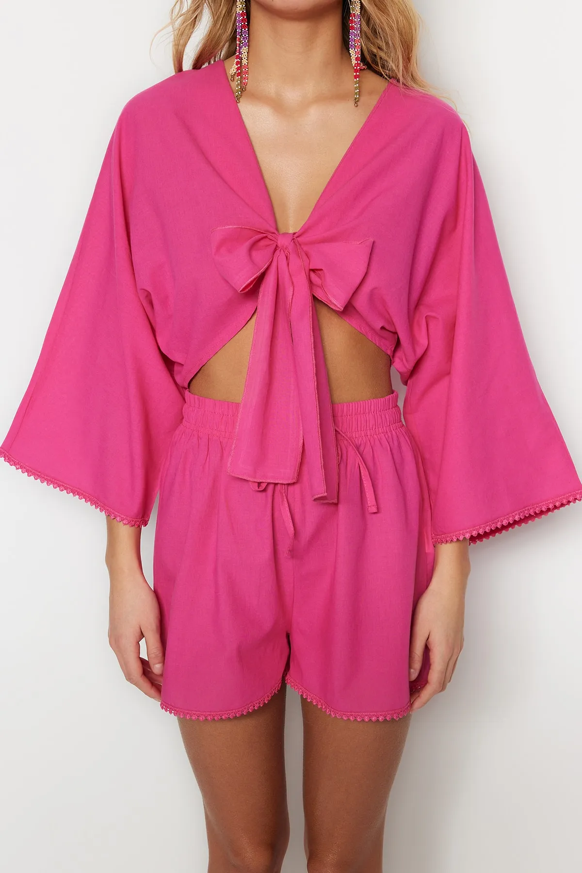 Trendyol Collection  Rosa gewebtes, gebundenes Blusen-Shorts-Set aus 100 % Baumwolle TBESS21AU0481