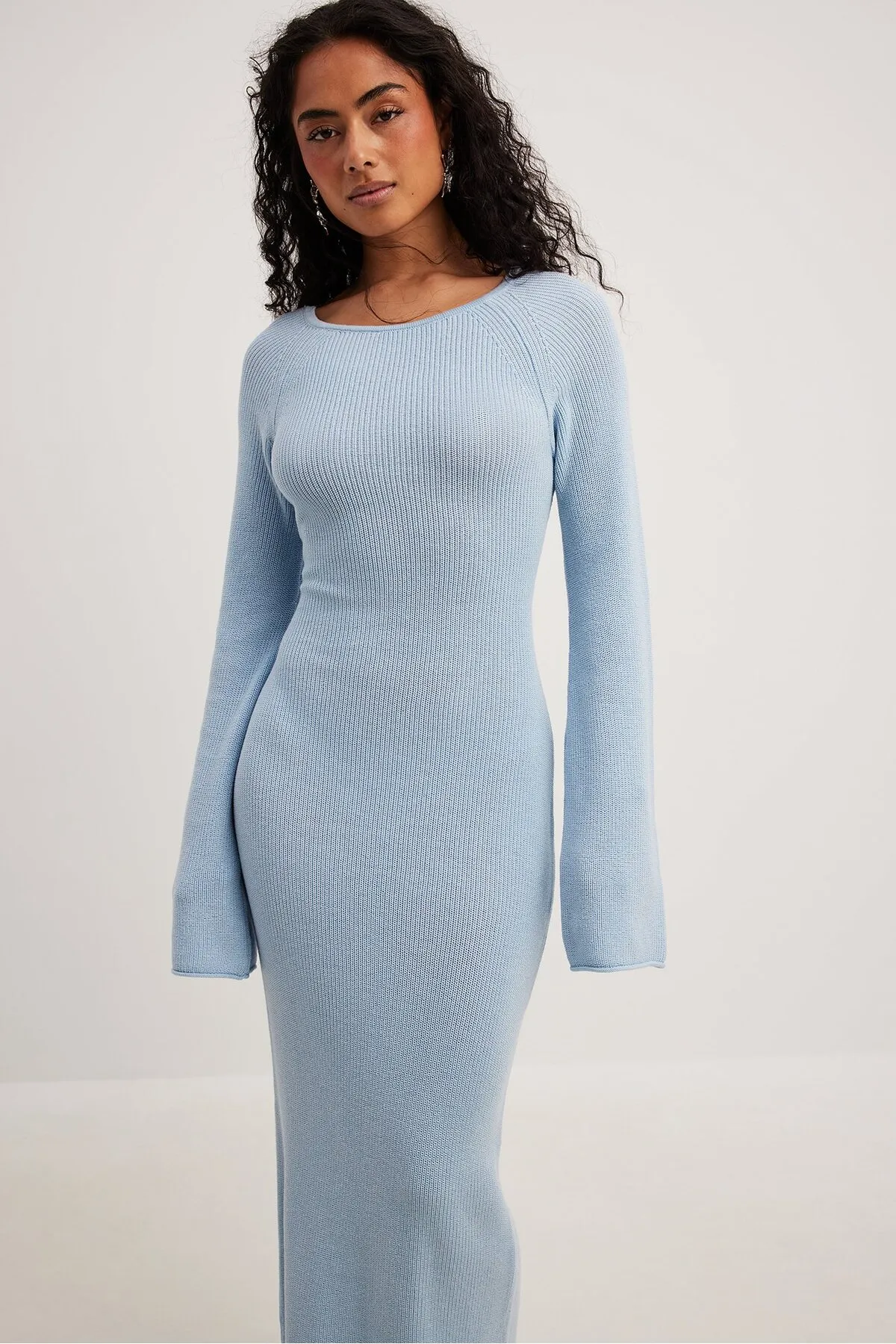 NA-KD  Gestricktes Maxikleid mit offenem Rücken und Spitzendetail