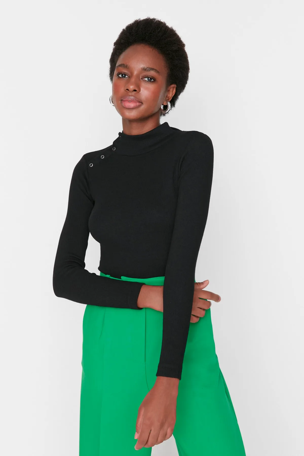 Trendyol Collection  Schwarze Crop-Strickbluse mit Druckknopfdetail am Kragen TWOAW23BZ00258