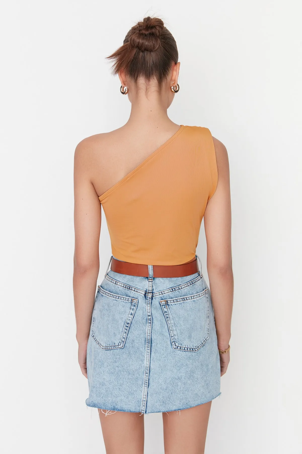 Trendyol Collection  Senfgelber, flexibler Strickbody mit asymmetrischem Kragen und Druckknopf TWOSS22BD00014