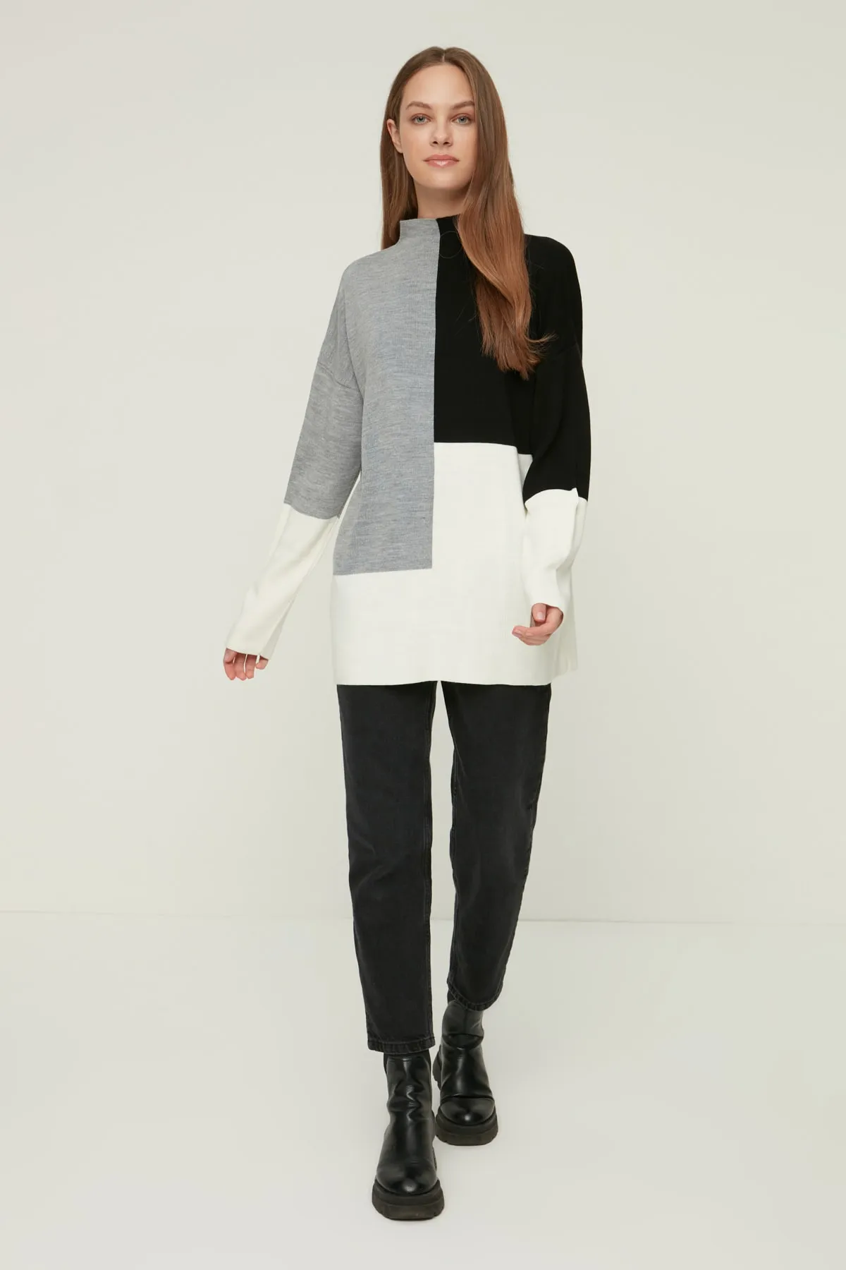 Trendyol Modest  Schwarzer Farbblock-Strickpullover mit hohem Kragen TCTAW22AK0054