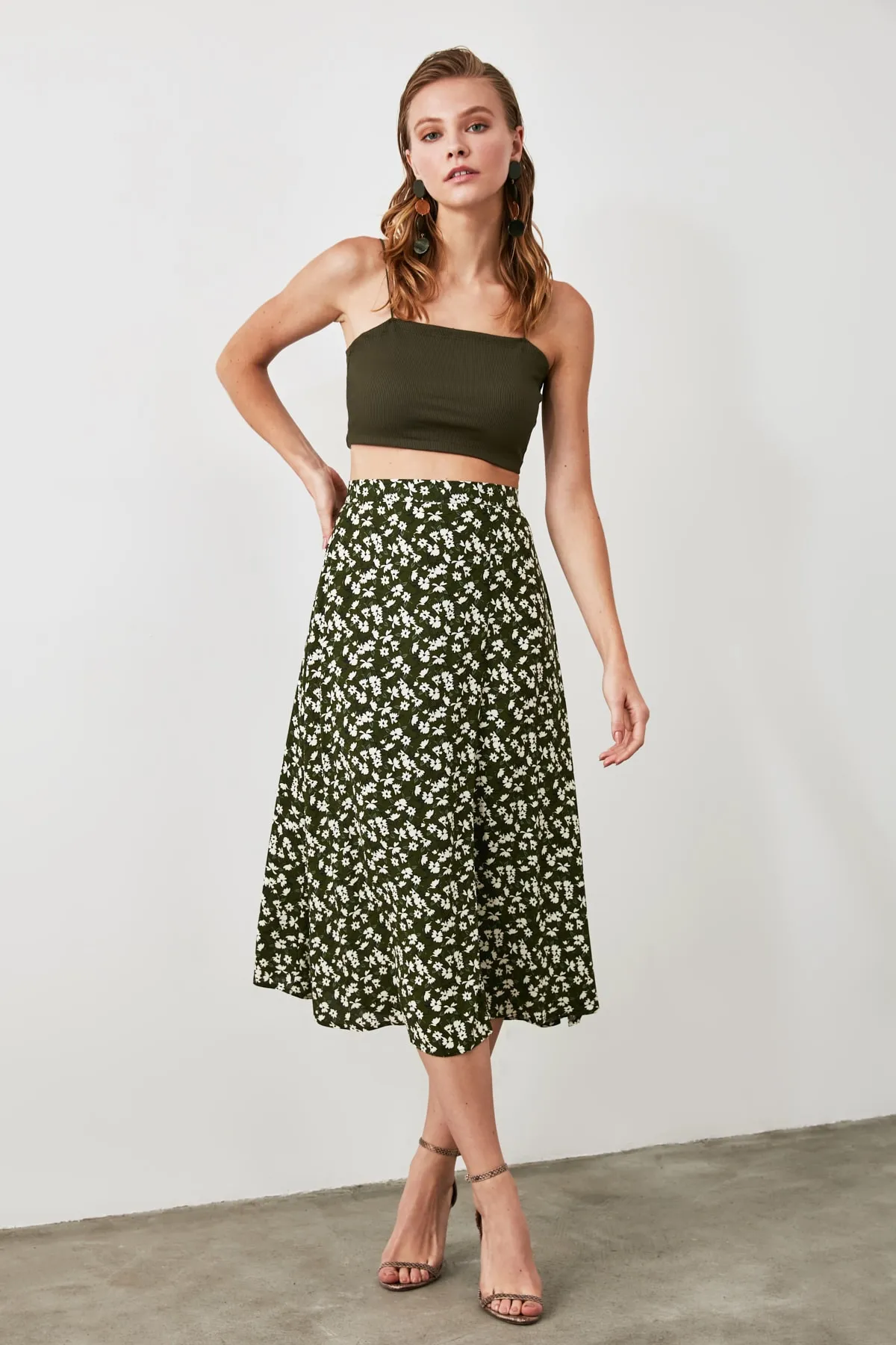 Trendyol Collection  Khakifarbener Midi-Webrock mit Schlitz und Blumenmuster aus Viskosestoff TWOSS20ET0230