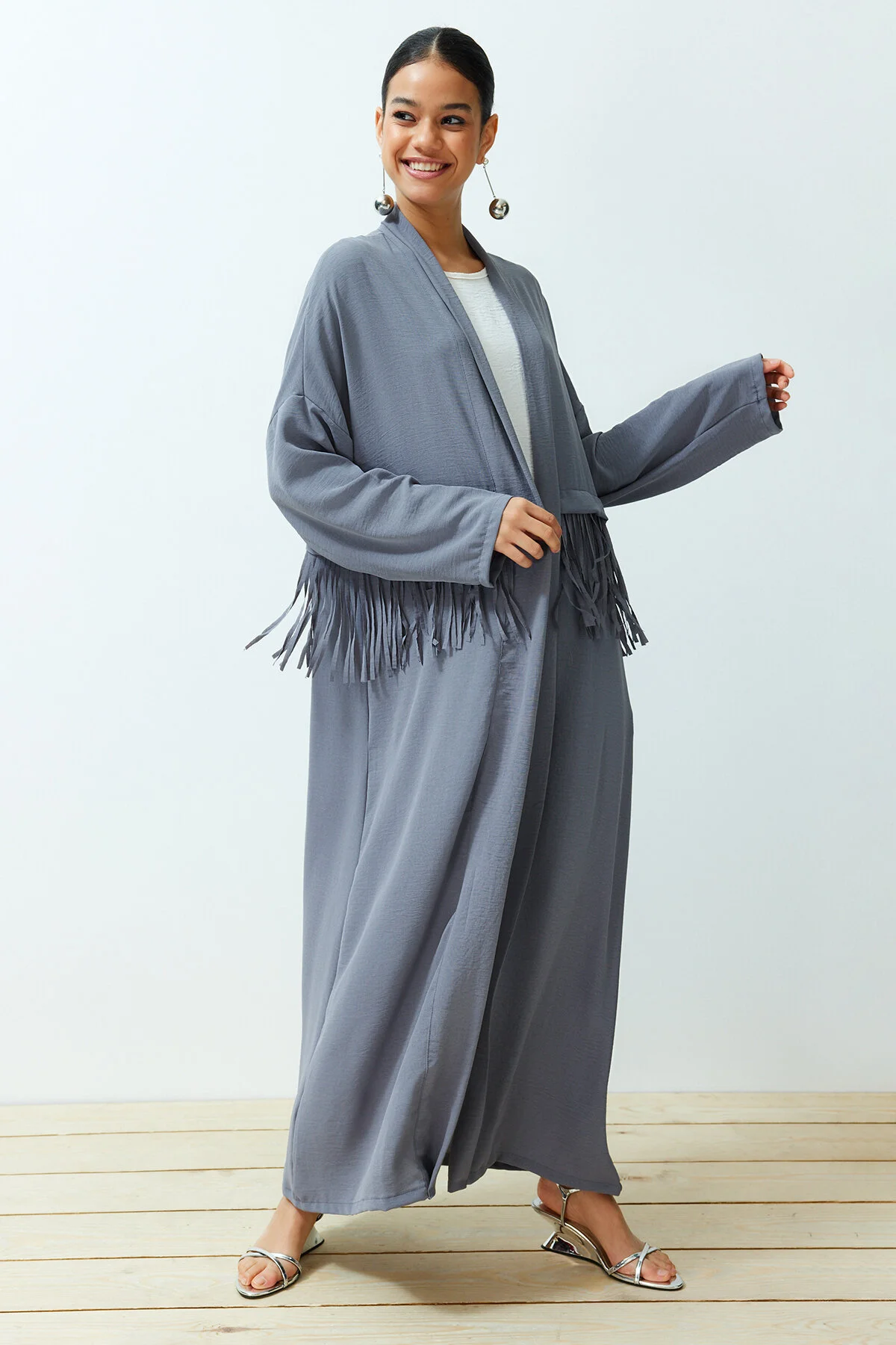 Trendyol Modest  Graue gewebte Aerobin-Kappe mit Quastendetails und Ferace TCTSS24KF00014