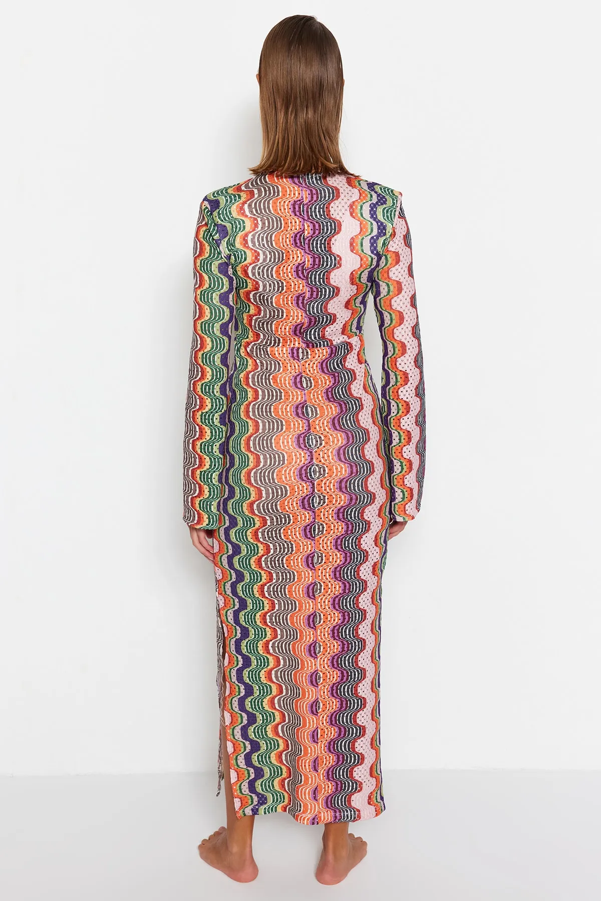 Trendyol Collection  Geometrisch gemustertes, tailliertes Maxi-Strick-Strandkleid TBESS23EL00177