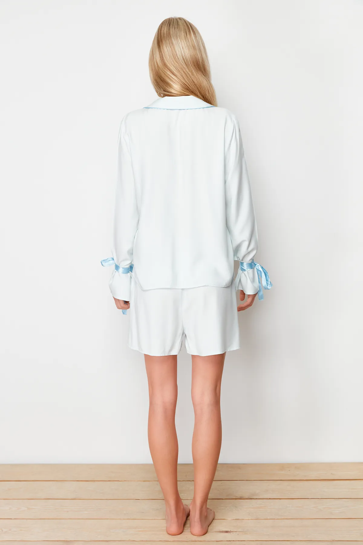 Trendyol Collection  Blaues Pyjama-Set aus Viskosegewebe mit Schnürung und Paspelierung THMSS24PT00047