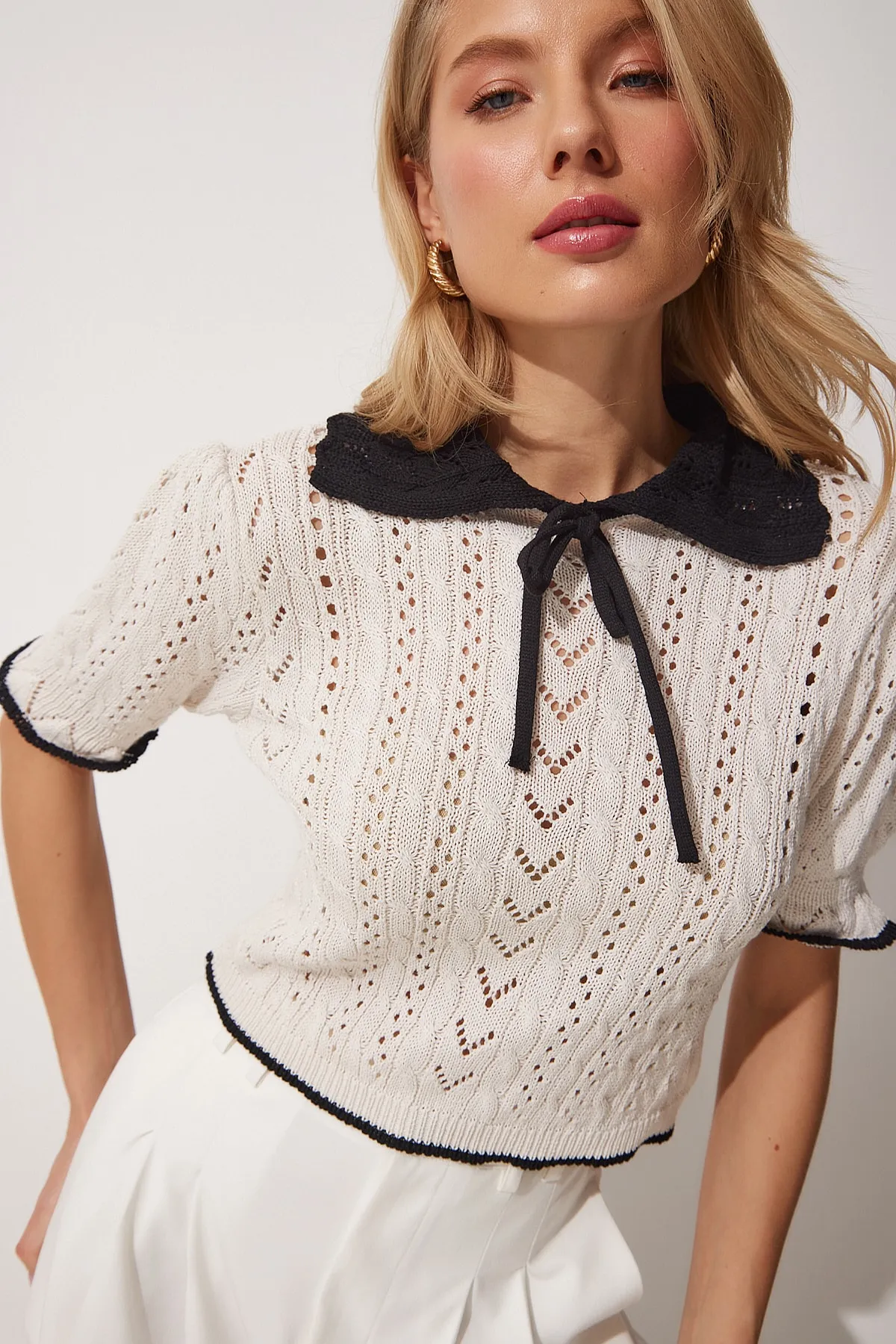 Happiness İstanbul  Cremefarbene, durchbrochene, kurze Sommer-Strickbluse in Kontrastfarbe für Damen DP00180