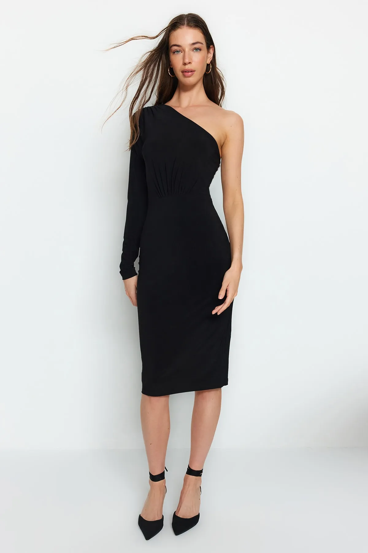 Trendyol Collection  Schwarzes, drapiertes, detailliertes One-Shoulder-Midi-Strickkleid mit Stretch TWOAW24EL00123