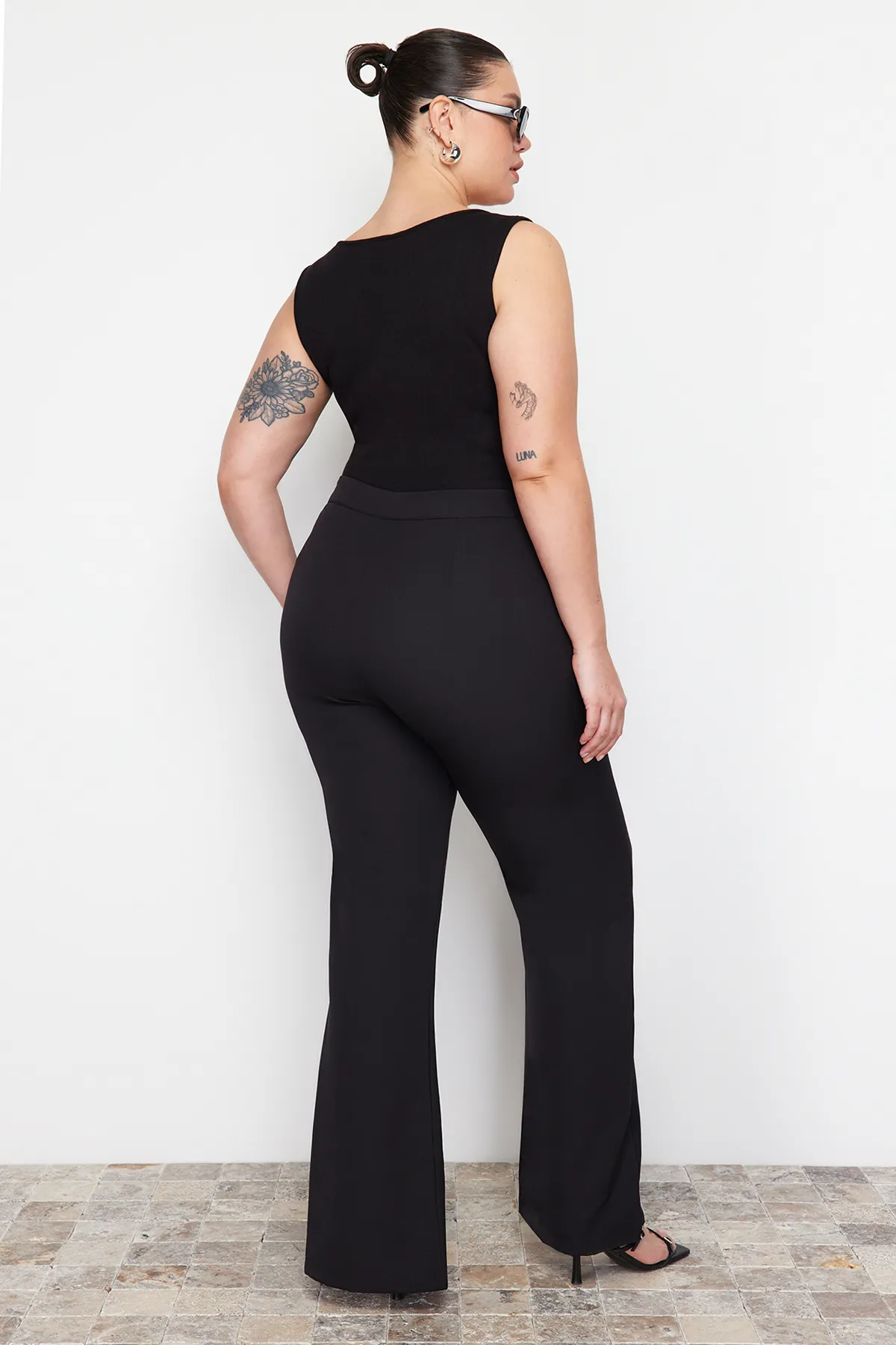 Trendyol Curve  Schwarze gewebte Hose mit weitem Bein und Schlitzdetail TBBAW23AR00008