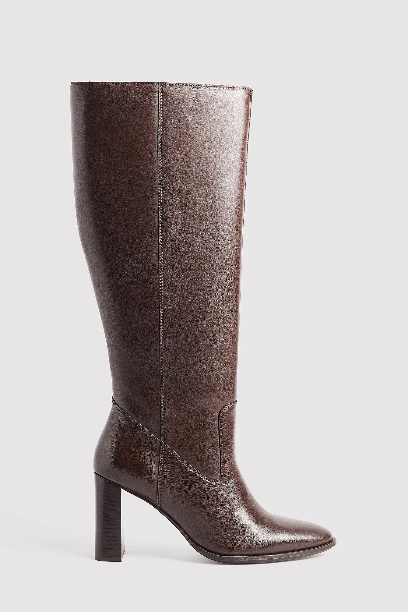 Kniehohe Lederstiefel mit abgerundeter Spitze