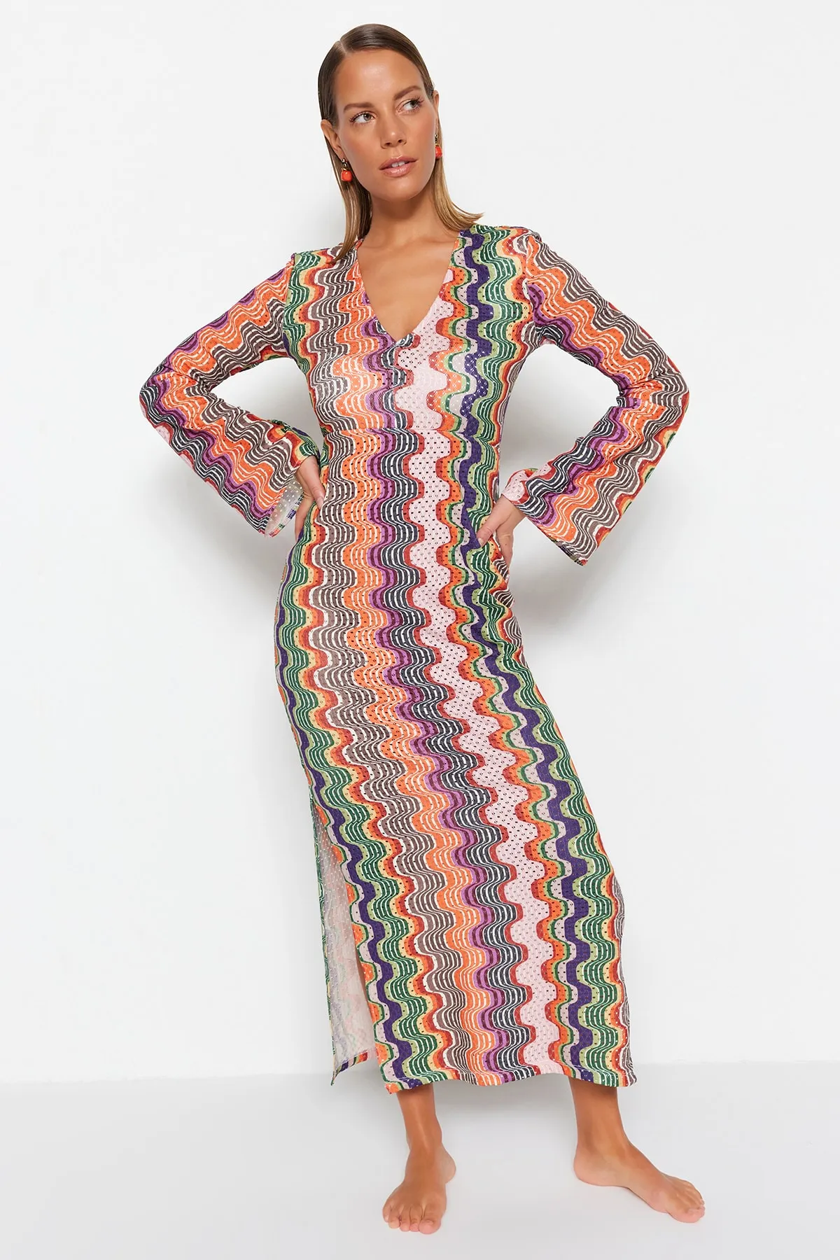 Trendyol Collection  Geometrisch gemustertes, tailliertes Maxi-Strick-Strandkleid TBESS23EL00177