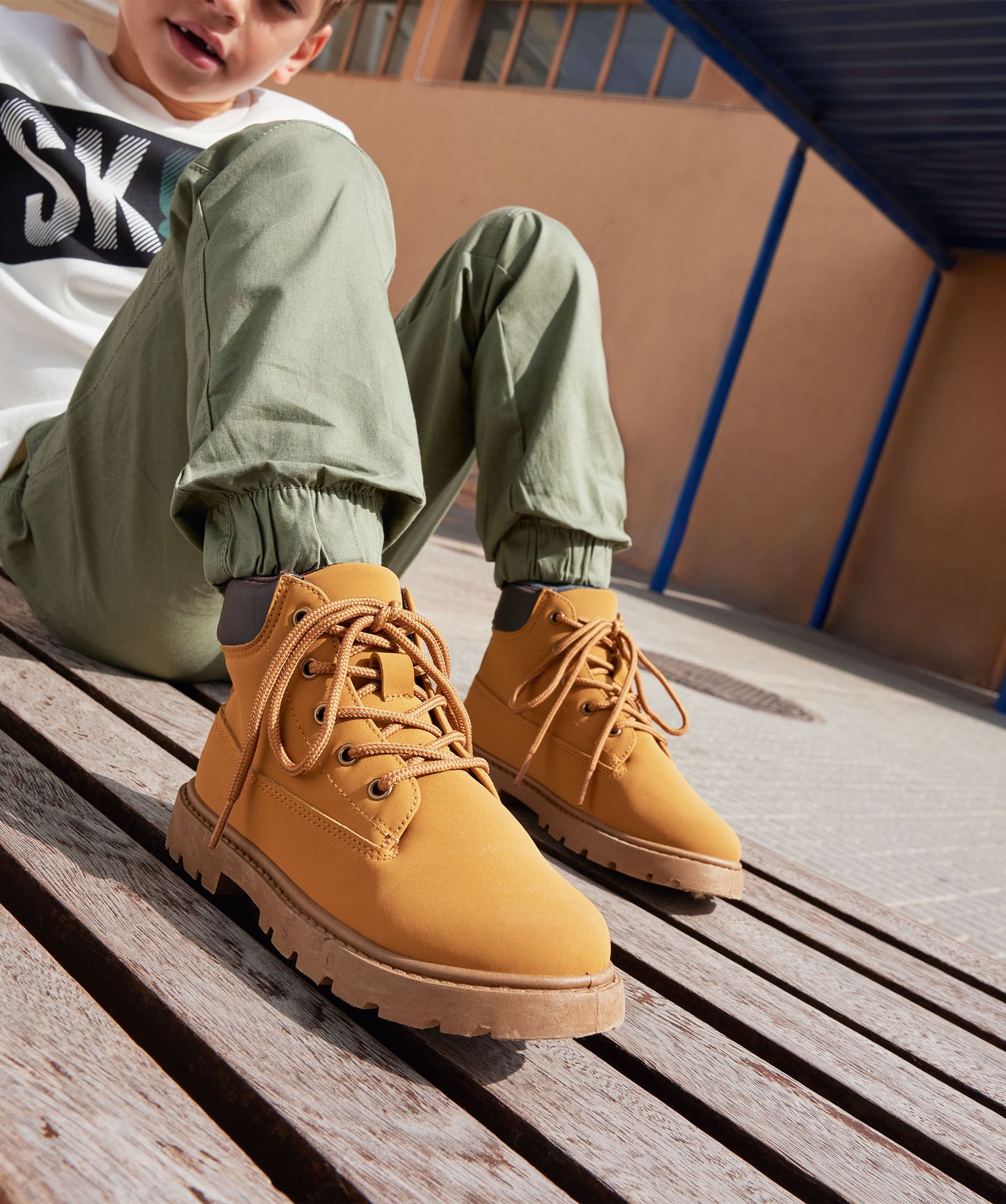 Boots à lacets et semelle crantée du 25 au 30 camel | GEMO