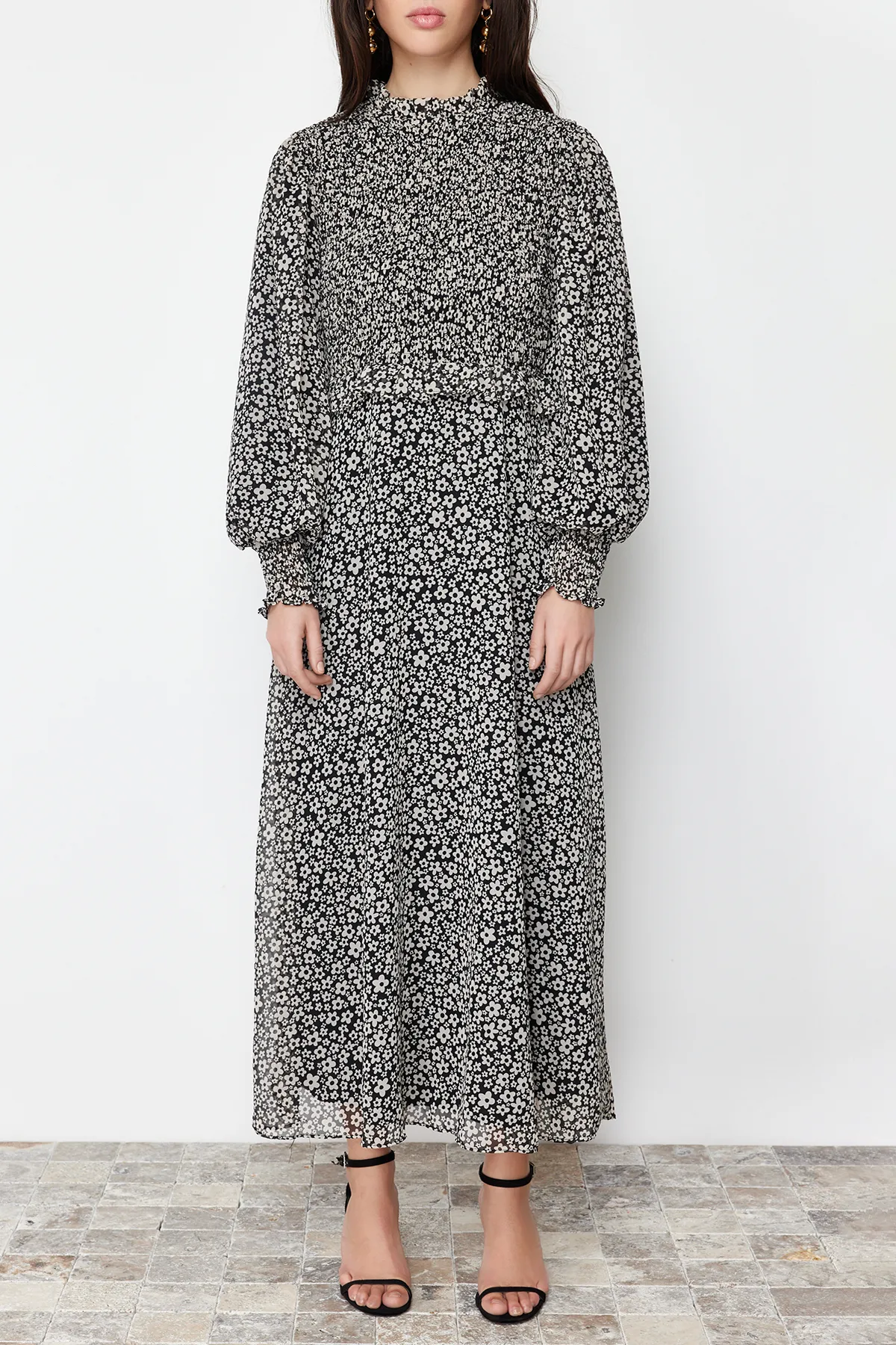 Trendyol Modest  Schwarzes, gefüttertes, florales, gewebtes Kleid mit Rüschen an der Taille TCTSS24EB00068