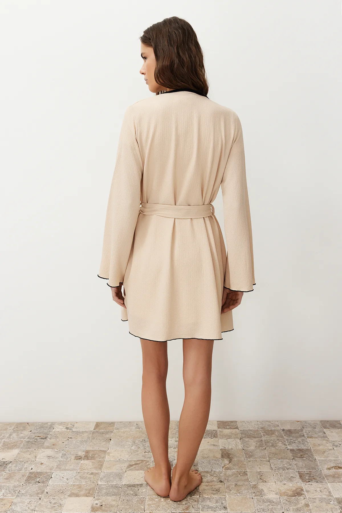 Trendyol Collection  Beigefarbener Baby-Overlock-Strick-Morgenmantel mit Gürtel THMSS24SB00012