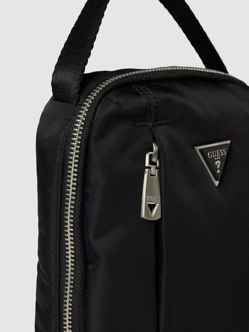Umhängetasche mit Label-Applikation in schwarz