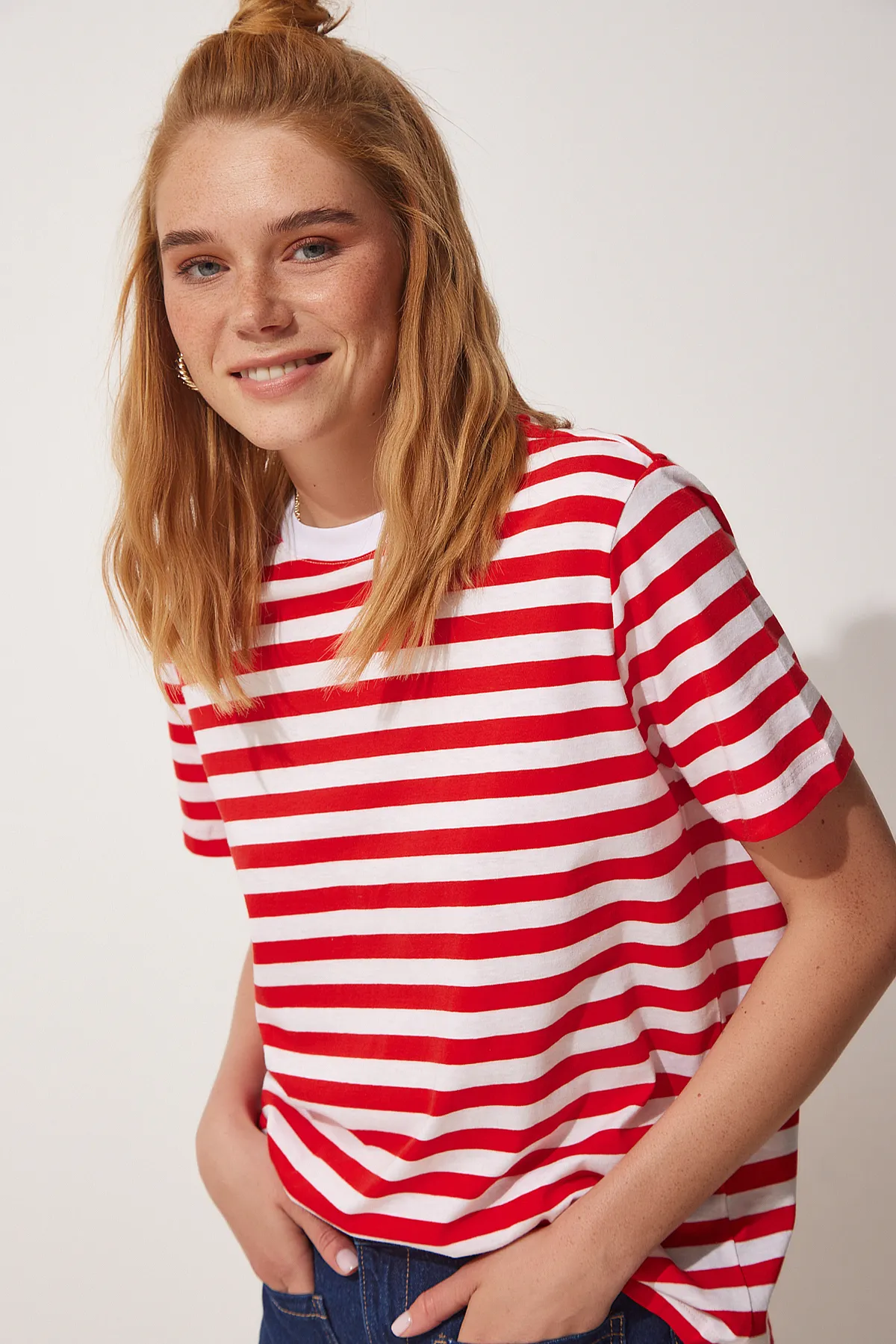 Happiness İstanbul  Rot-weiß gestreiftes Baumwoll-Strick-T-Shirt für Damen AH00148