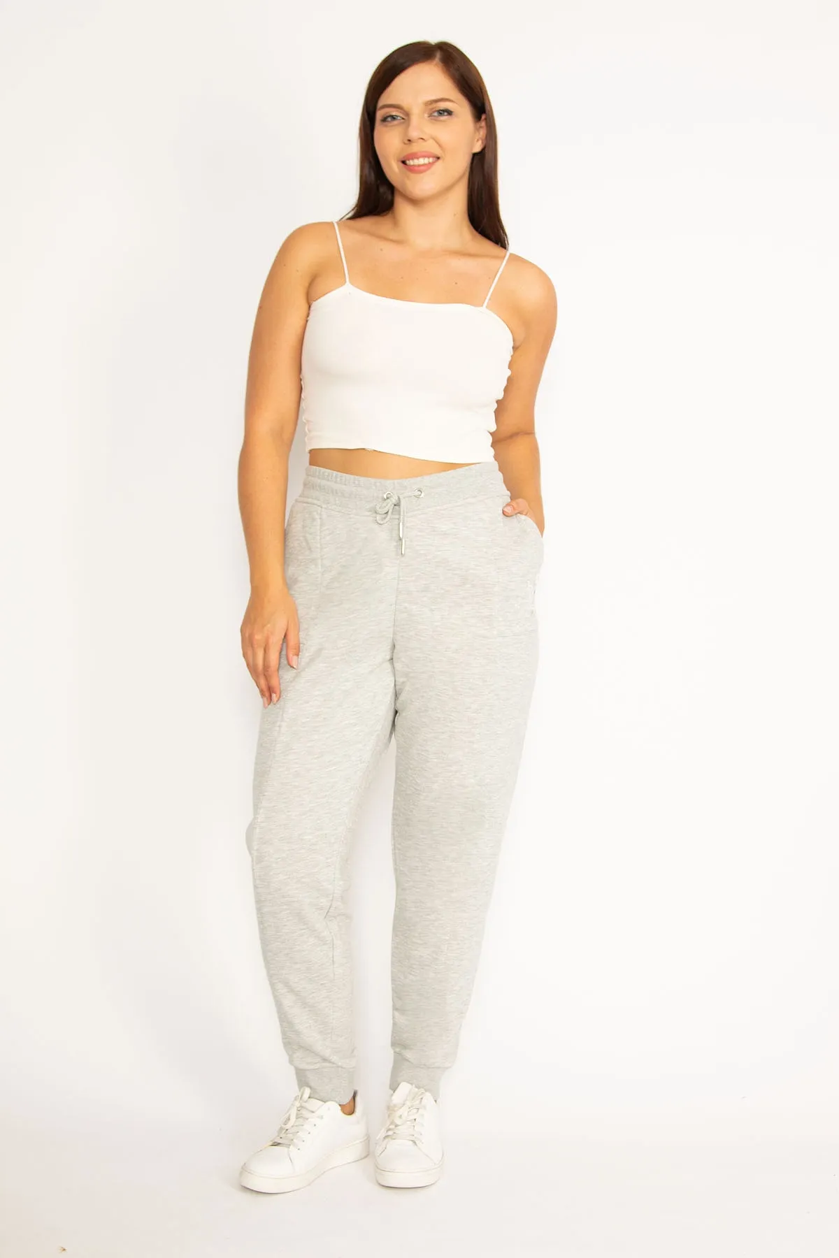 Şans  Damen-Sporthose, große Größe, graue Taschenstickerei, detaillierte gerippte Taille, elastische Taille und Schnürung, Sporthose 65n31257