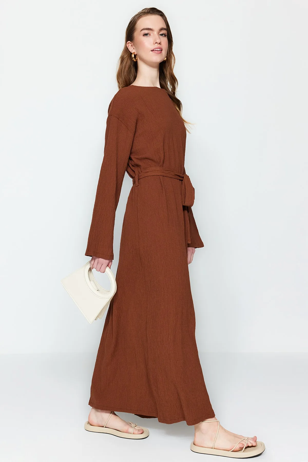 Trendyol Modest  Braunes gewebtes Kleid mit Gürtel TCTSS23EB00043