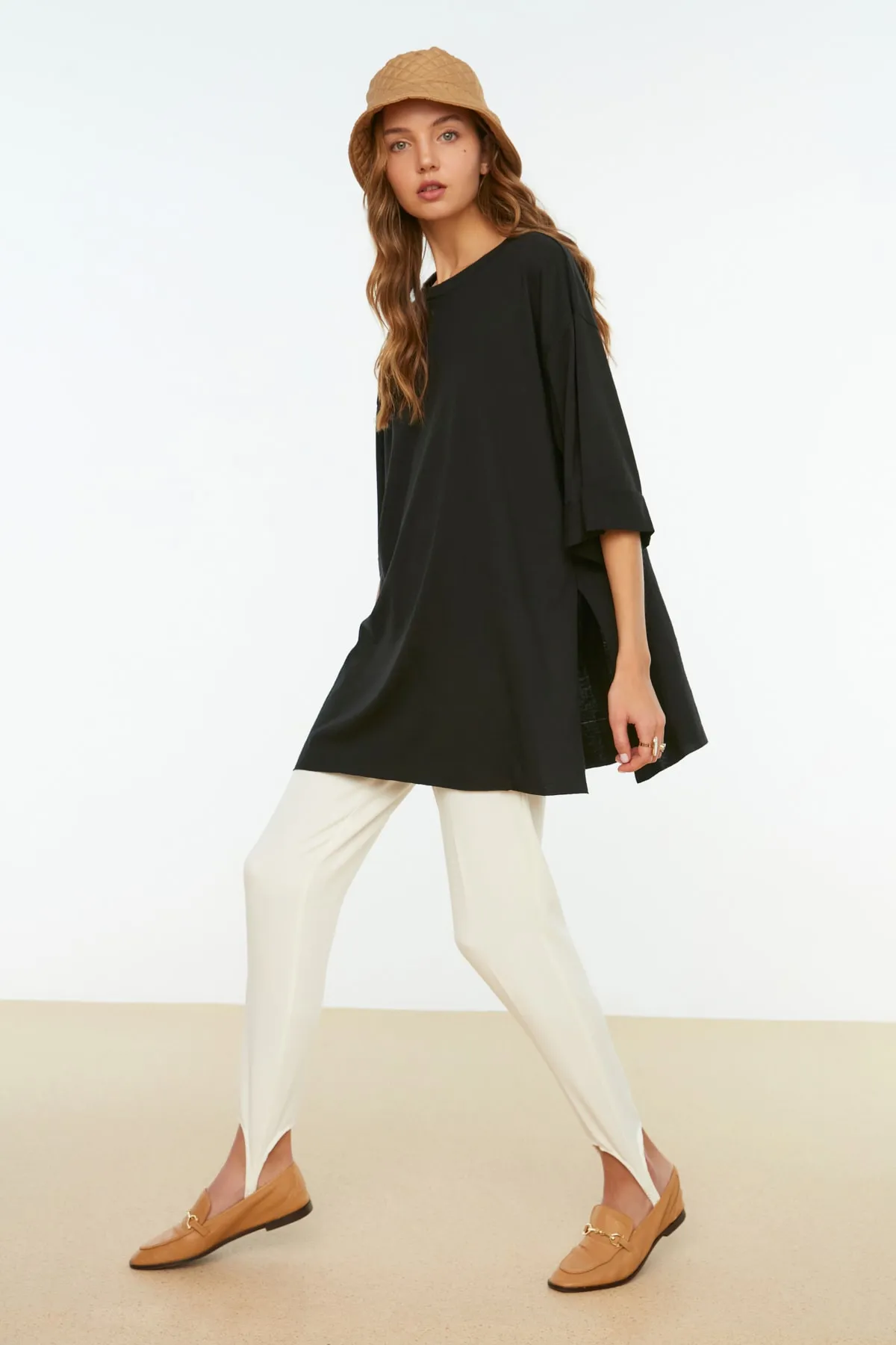 Trendyol Collection  Schwarzes, doppelärmeliges, weit geschnittenes, asymmetrisches Boyfriend-Strick-T-Shirt TWOSS20TS0828
