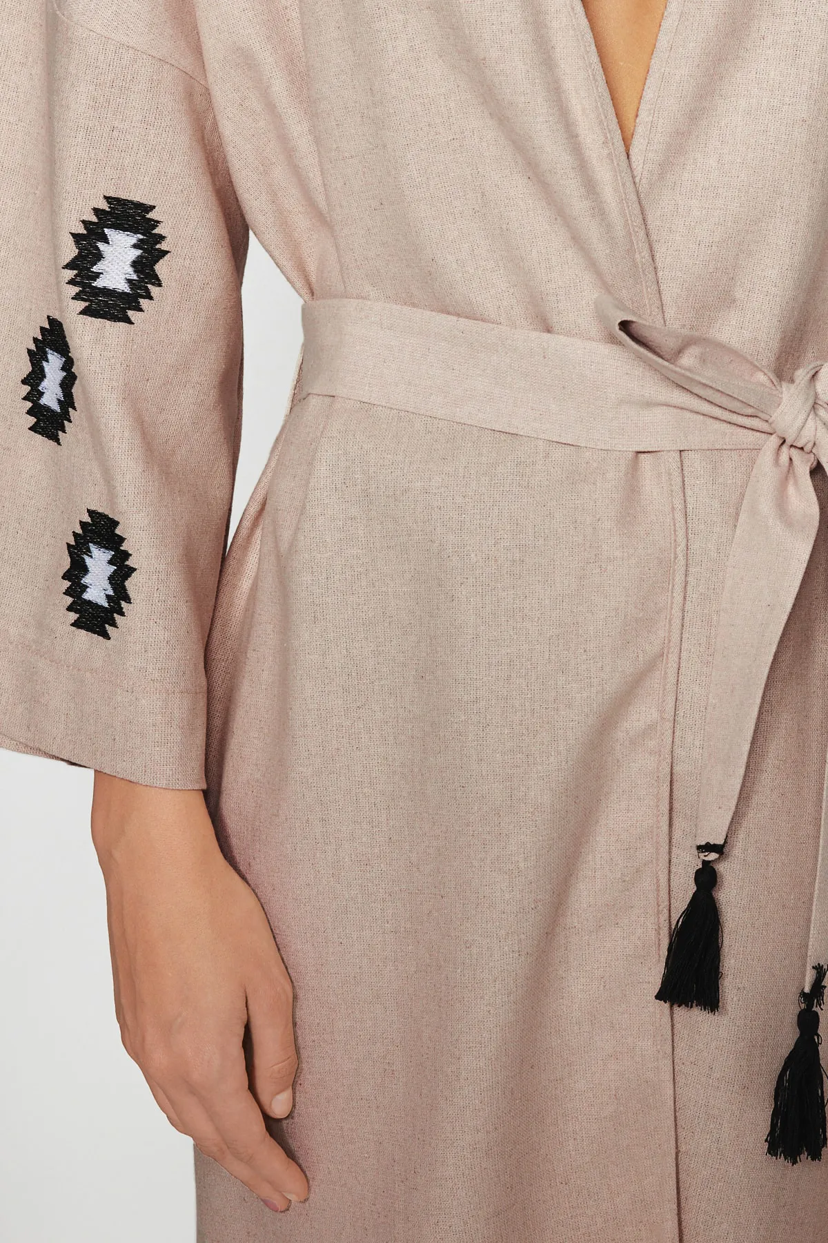 Trendyol Collection  Beigefarbener, gewebter, bestickter Maxi-Kimono und Kaftan aus Leinenmischung aus 100 % Baumwolle mit Gürtel TBESS21KM0175