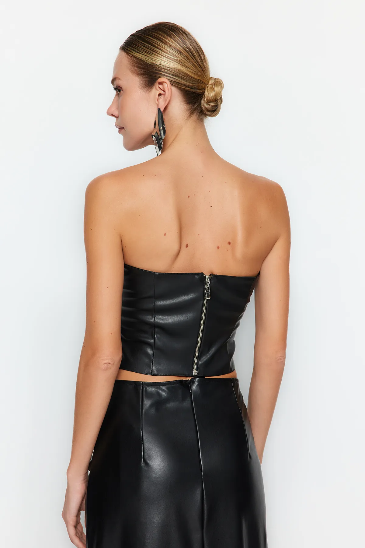 Trendyol Collection  Schwarzes Crop-Bustier aus Kunstleder TPRAW24BS00021