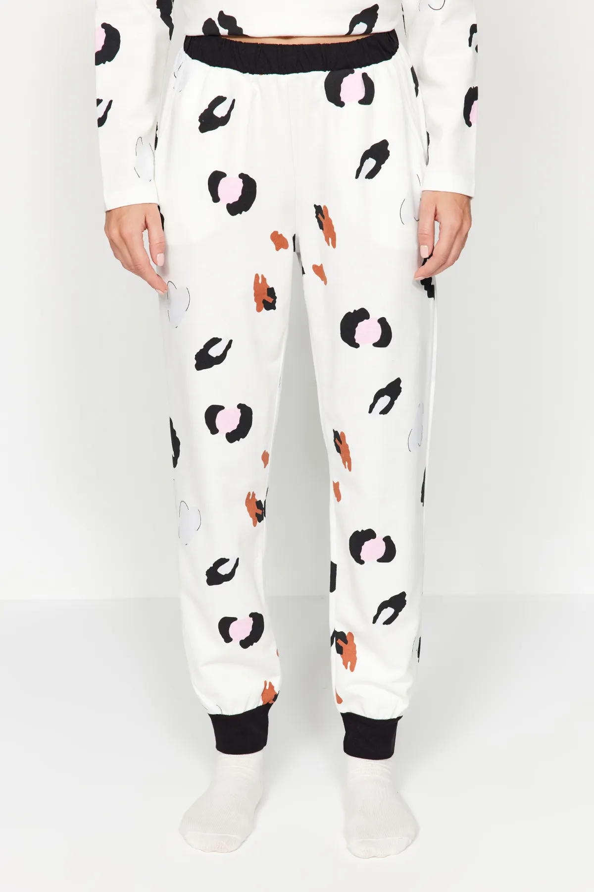 Trendyol Collection  Weißes T-Shirt-Jogger-Strick-Pyjama-Set aus 100 % Baumwolle mit Leopardenmuster und Slogan THMAW24PT00211
