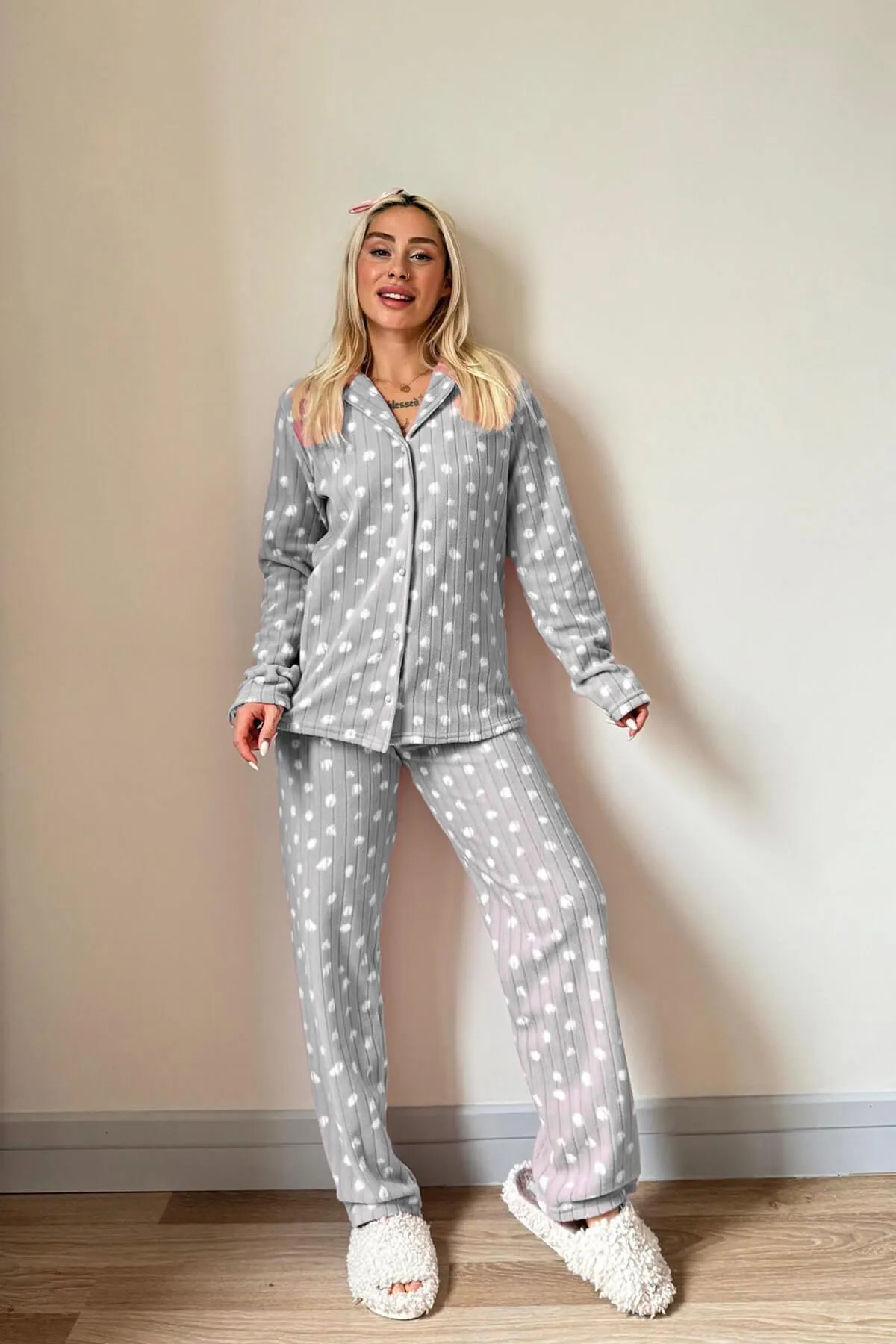 Pijamaevi  Graues Debesis-Pyjama-Set aus Plüsch mit gemusterter Vorderseite und Knöpfen aus Polarfleece