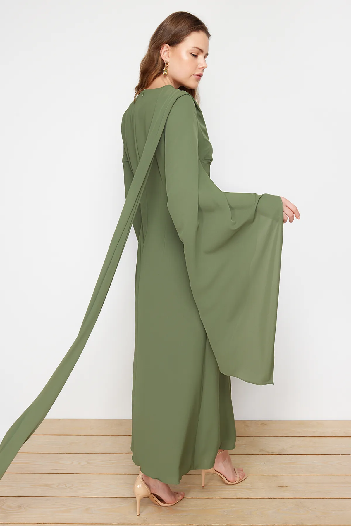 Trendyol Modest  Khakifarbenes Abendkleid mit Schalkragen TCTSS24DB00036