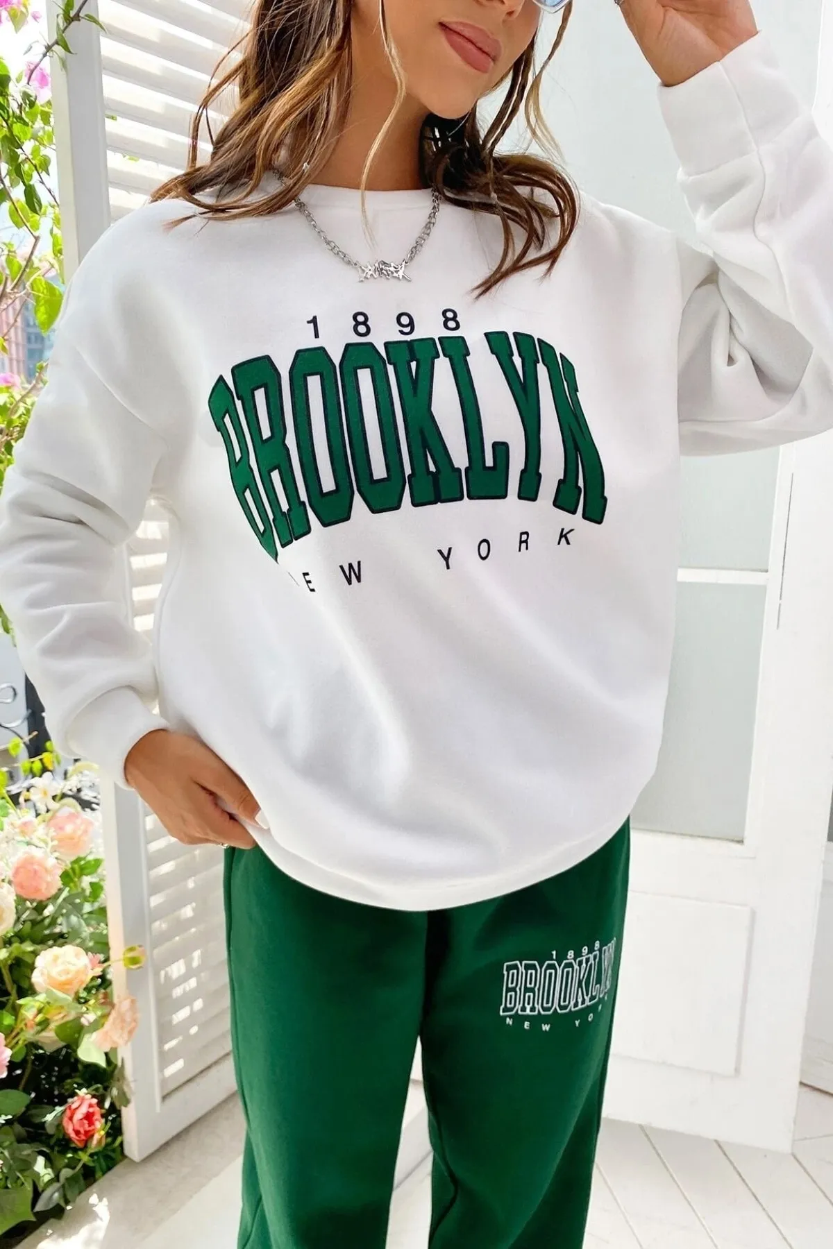 MODAGEN  Grün-weißes Brooklyn-Print-Trainingsanzug-Set für Damen in Übergröße mit Rundhalsausschnitt und Oberteil
