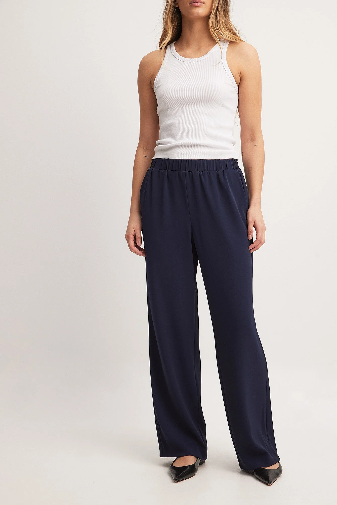 Relaxte Hose mit mittelhoher Taille