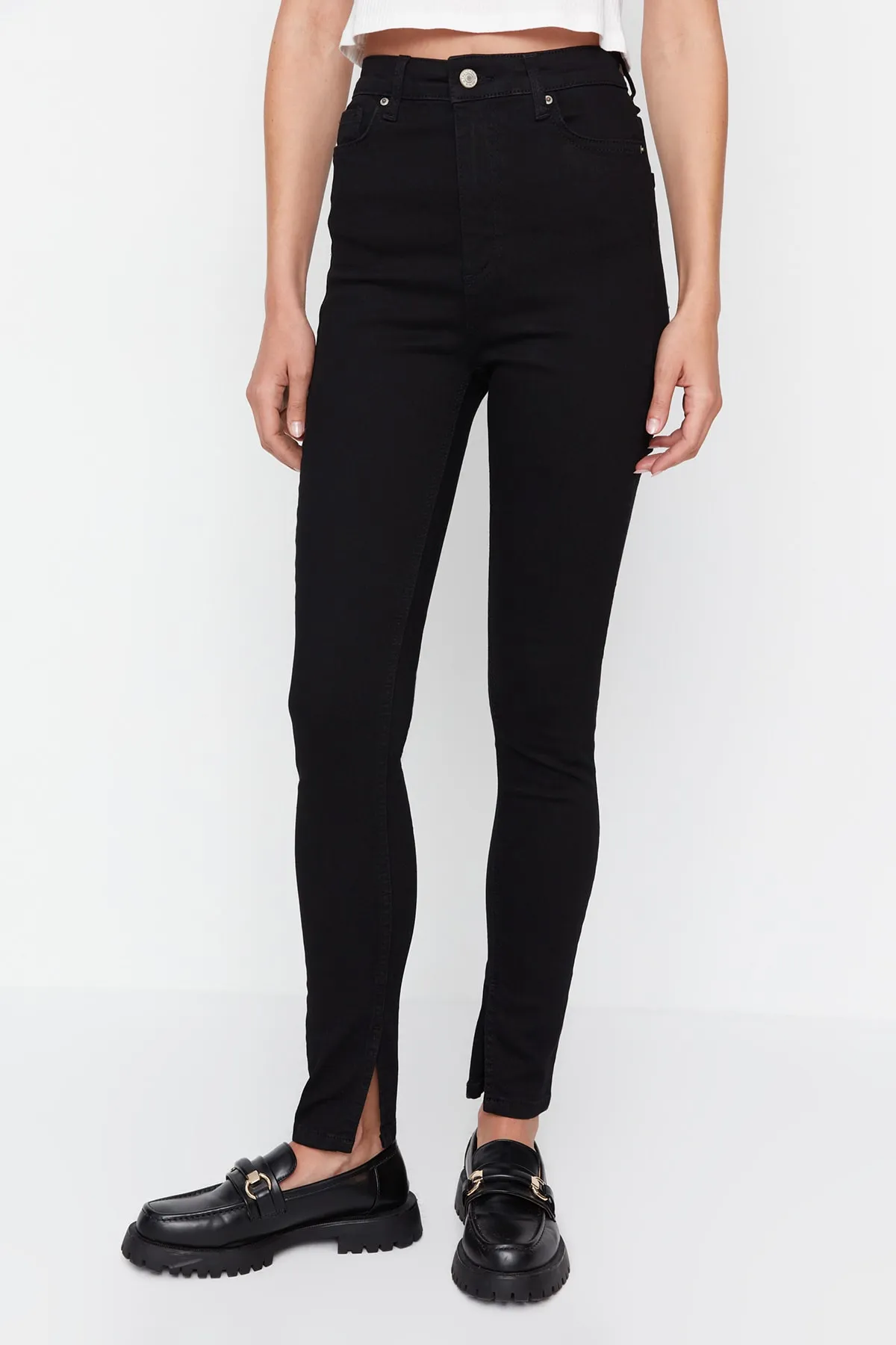 Trendyol Collection  Schwarze High Waist Skinny Jeans mit Schlitzen TWOSS21JE0081
