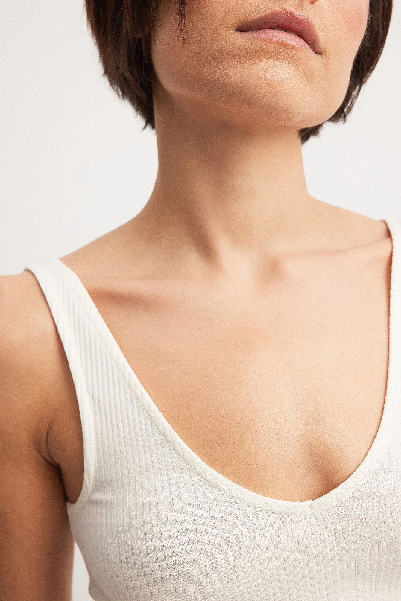 Geripptes Bio-Crop-Top mit V-Ausschnitt